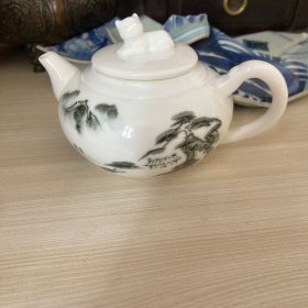 七八十年代景德镇墨彩手绘山水小壶