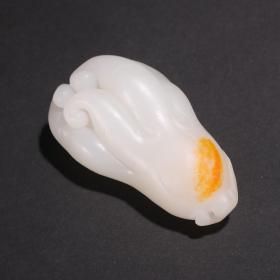 和田玉籽料佛手型挂件尺寸：高6.2宽3.7厚2.7cm重74g精选和田玉籽料，玉质温润、白度一级，油性十足、雕就佛手、透雕技法、寓意好、把玩舒适、包浆醇厚、收藏精品