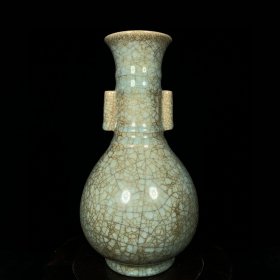 宋汝窑冰裂纹贯耳瓶，高22直径11cm，
