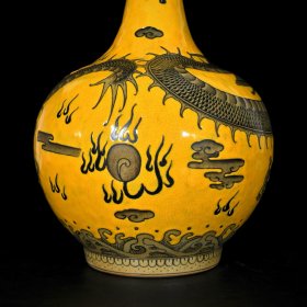 清乾隆黄釉开片墨彩龙纹长颈瓶一对；40x21厘米