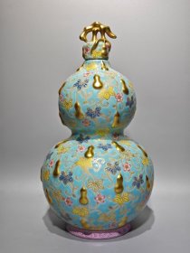瓷器，乾隆年制，珐琅彩松石绿浮雕代代福禄描金葫芦瓶，高：28.5cm，肚直径：16cm.