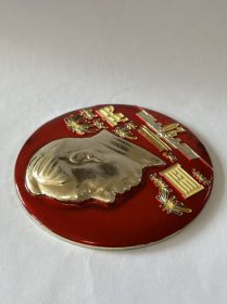 一九六九年【国庆 多彩礼花 夜光像章】共和国成立20周年纪念章1949–1969年，工艺非常漂亮，4种颜色的花瓣9朵花，代表49年中华人民共和国成立，国庆、20、花蕊都是夜光的，晚上看非常漂亮，直径:10.1厘米，代表10月1日国庆节，精心设计的非常完美，精工细作，保老保真、非常少见难得！