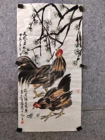 安徽省美协会员杨东声老师写意梅花鸡，三尺整张，杨东声，字本农，号金山居士，1973年生，1993年毕业于上海美术学院，师从著名海派画家梅若先生，现为安徽省美协会员，擅写意花鸟，国画《双鸡图》《百鸡图》曾在2006纪念*人逝世30周年全国书画大赛第五名