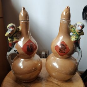 异形酒瓶大集结:广西特质海狗大补酒，福寿瓶一对，品相无损。