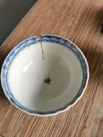 国外回流，保真，清代花卉青花杯，杯身一处小裂，金缮修复。