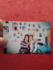 美女，墙上明星海报，八十年代九十年代老照片相片像片