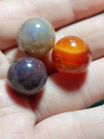 16mm玛瑙大珠子，深色玛瑙有晶洞，15元一颗，随机发货，可画图选款。通货，难免个别有瑕