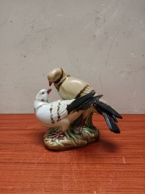 釉色漂亮的鸽子瓷塑摆件