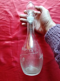 八十年代精美刻花（葡萄图案）玻璃盛水瓶（带盖子）