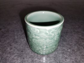 古龙泉窑精品如意云纹青釉茶盏，做工精细，器型美观，釉色莹润。麻仓土胎质顺滑，镜下有黄色老旧结晶斑。