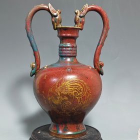 收藏品！钧瓷窑变釉刻字描金双龙尊赏瓶摆件：此造型美观大方，手工制作，做工精湛。胎质饱满，釉色细腻光滑，老味十足，自然磨损，极其少有。值得收藏。尺寸40x25厘米、