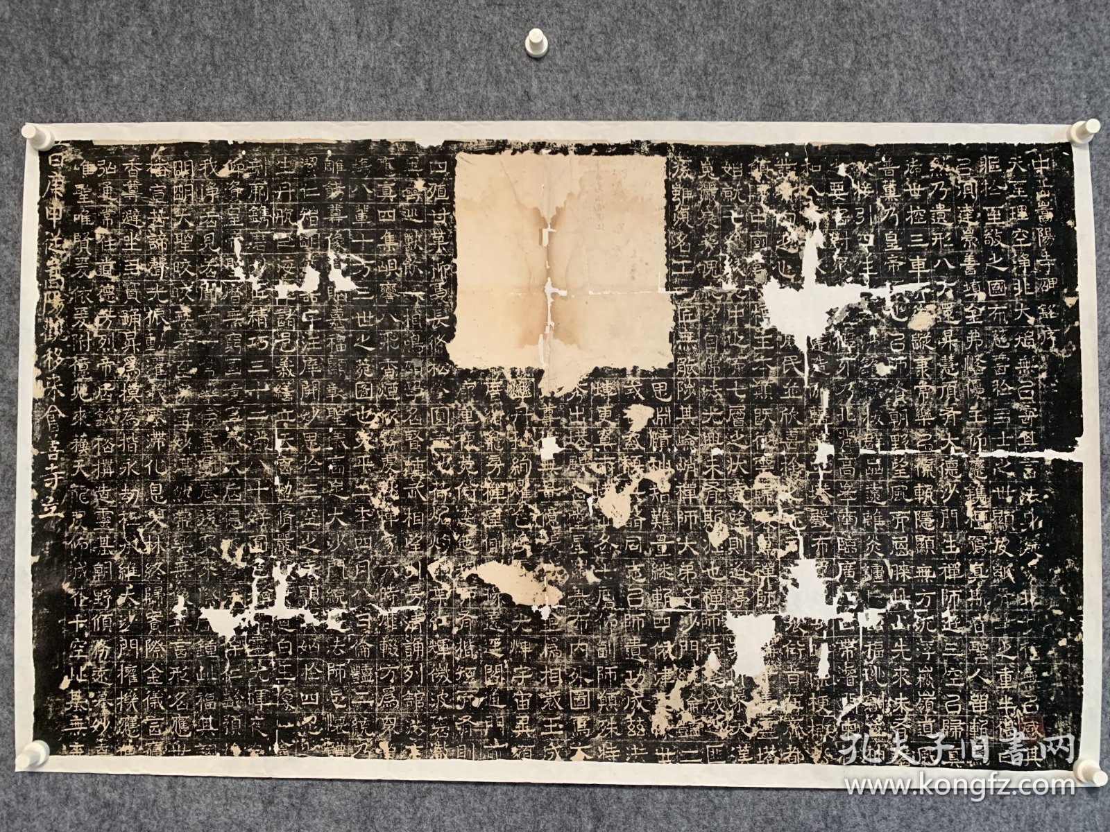 早于国图藏顾千里本所见最早整纸拓《魏中岳嵩阳寺伦统碑》一件，右下角有陶风楼陆增祥鉴藏印，末图为国图藏顾千里本，目前公认公藏最早本，国图顾千里本"馥与诸同""与"字全并侵及诸字者部，"神"字中二横已模糊，"智"字左矢部二横全沈，参考此拓图二，根据纸墨断为乾嘉拓，目前未见更早半，再清末稍早拓神智难量损尽（碑拓鉴别图典本），清末民国此碑遭人为损坏，导致碑阳伤残严重，早晚本之间差别极大！