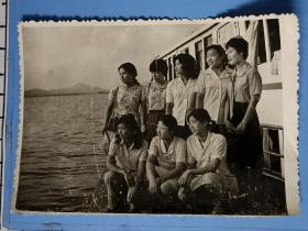 八十年代无锡到杭州游船二泉号合影老照片