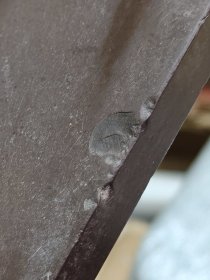 雕刻英文的石块，像砚石，摸起来光滑细腻，边上有磕碰