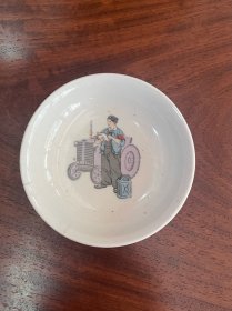 六七十年代 学毛选建设四化女拖拉机手瓷碟，直径 10.3cm。两条短线。实价包邮。