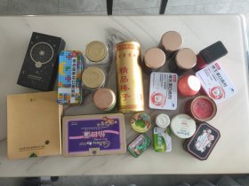 各种废旧盒子。照图发货，毕竟这么一堆东西，运费比较贵，请慎重考虑再拍。喜欢请直接下单，不议价。