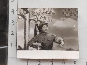 60年代军人女兵手佩戴红卫兵袖套手持手枪背跨大刀照片