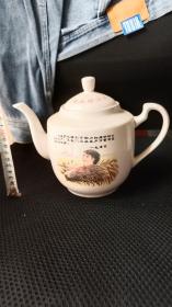 时期山东博山陶瓷厂生产的毛主席语录人物瓷茶壶