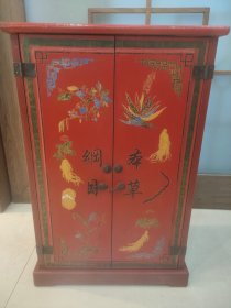 箱装医书《本草纲目》一箱20本， 箱子尺寸(长44cm宽28cm高65cm) 材质:箱子漆器，书纸本 书尺寸(长28cm，宽18cm)