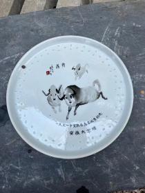 1991年安徽大学赠的，落款吴你人手绘瓷器纪念盘一个，直径26厘米，完整