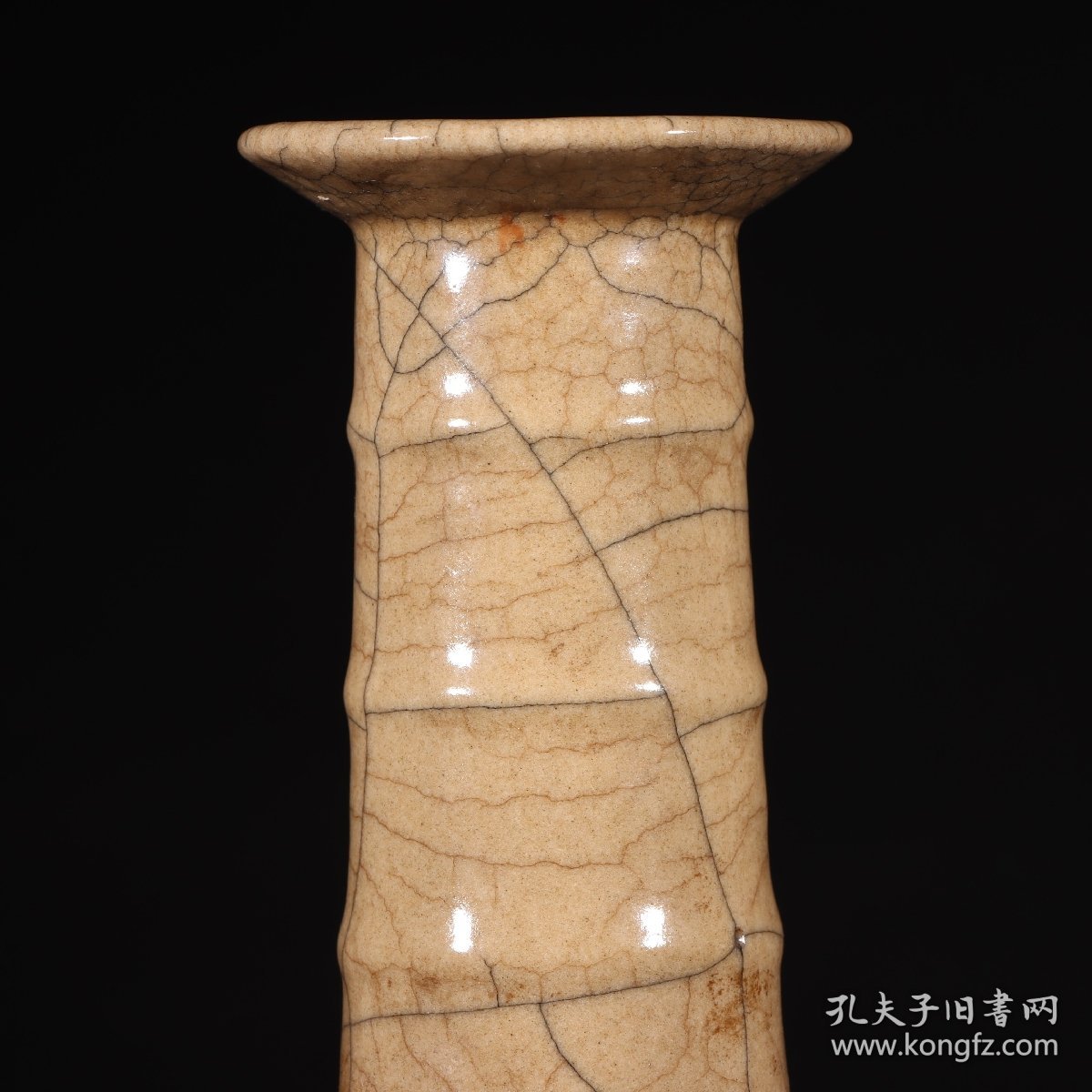 点击查看原图 旧藏宋代哥窑“乾隆御题”弦纹瓶