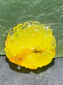天然乌克兰蜜蜡雕刻牡丹通货吊坠一个