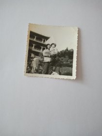 老照片【妈妈抱着孩子于古建筑前】