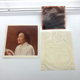 中国第一代钢琴家、曾任中央乐团首席钢琴巫漪丽（1931-2019）旧藏，七、八十年代个人标准彩色照片一件，附底片一张