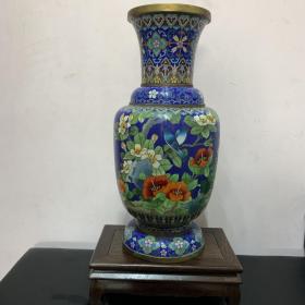 北京景泰蓝 铜胎掐丝珐琅花瓶单只 。瓶高38.5cm ，瓶底直径14cm，腹径16cm，上口直径12.5cm 做工精湛，纹饰多样 收藏佳品。