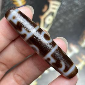 藏传天珠
 尺寸：56*13毫米风化清晰明显