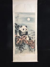 中堂画  熊猫画  纯手绘  一图—物
裱好尺寸  高*宽198cm*78cm
画芯尺寸  高*宽134cm*67cm