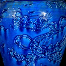明永乐孔雀蓝釉雕刻龙纹兽头梅瓶；35x18厘米