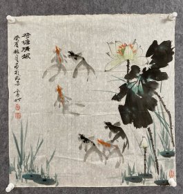 徐震时(1938.2—)， 上海人。 擅长中国画。 1965年毕业于中国美术学院，师从国画大师潘天寿、方增先等名家。 历任人民美术出版社编辑、组长、主任、编审，中华文学院教授,博士生导师，中国美协年画艺委会常务副主任；中国扇子艺术学会常务副会长；中国出版工作者协会年画艺委会主任；中国出版工作者协会摄影艺委会副主任；中国扶贫基金会理事；联合国计划署中国分部华东办事处理事；连续三届全国年画展筹备者。