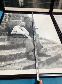 伟人 小一开宣传画一套六张！老画后装裱！分别是:在江西、在灵峰山、在北京、在庐山、在庐山、鉴赏中国古代书画！（惜鉴赏书画有开裂被粘贴了胶带 见最后一图）超大小一开尺寸（97*80公分单幅）！六幅排开是将近5米！悬挂摆放十分气魄！展馆收藏精品 ！收藏精品！稀有老物件！