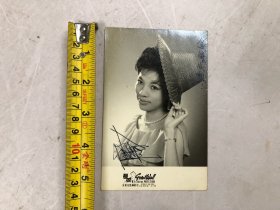 五十年代长城唱片公司香港女歌手明星 崔妙芝亲笔签名黑白照片 (尺寸 ; 14*9cm) 签名保真