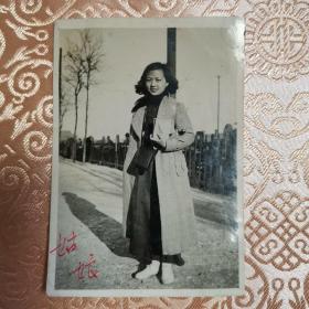 民国日伪时期 美女在北京南口车站前 时尚姑娘照片一张