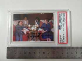 英国首相 铁娘子 撒切尔夫人 Margaret Thatcher 亲笔签名照 画面与邓公同框 经典历史瞬间 PSA权威鉴定认证
