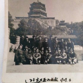 1959年5月帅哥美女在北京万寿山合影