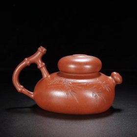 品名：胸有成竹
底款：朱可心，
尺寸：16/9cm
容量：350cc
紫砂分类：清水泥
底款介绍：朱可心（1904-1986年）出生与宜兴蜀山镇。原名朱凯长，艺名“可心”，寓意“虚心者，可师也”，“山中一杯水，可清天地心”之意。