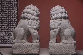 明代工，看家护院～青石【迎门狮】，不议价 尺寸：高98厘米底座宽35厘米 长52厘米