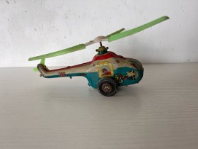 七八十年代的铁皮玩具—直升飞机，塑料机翼，发条无用，品相如图
