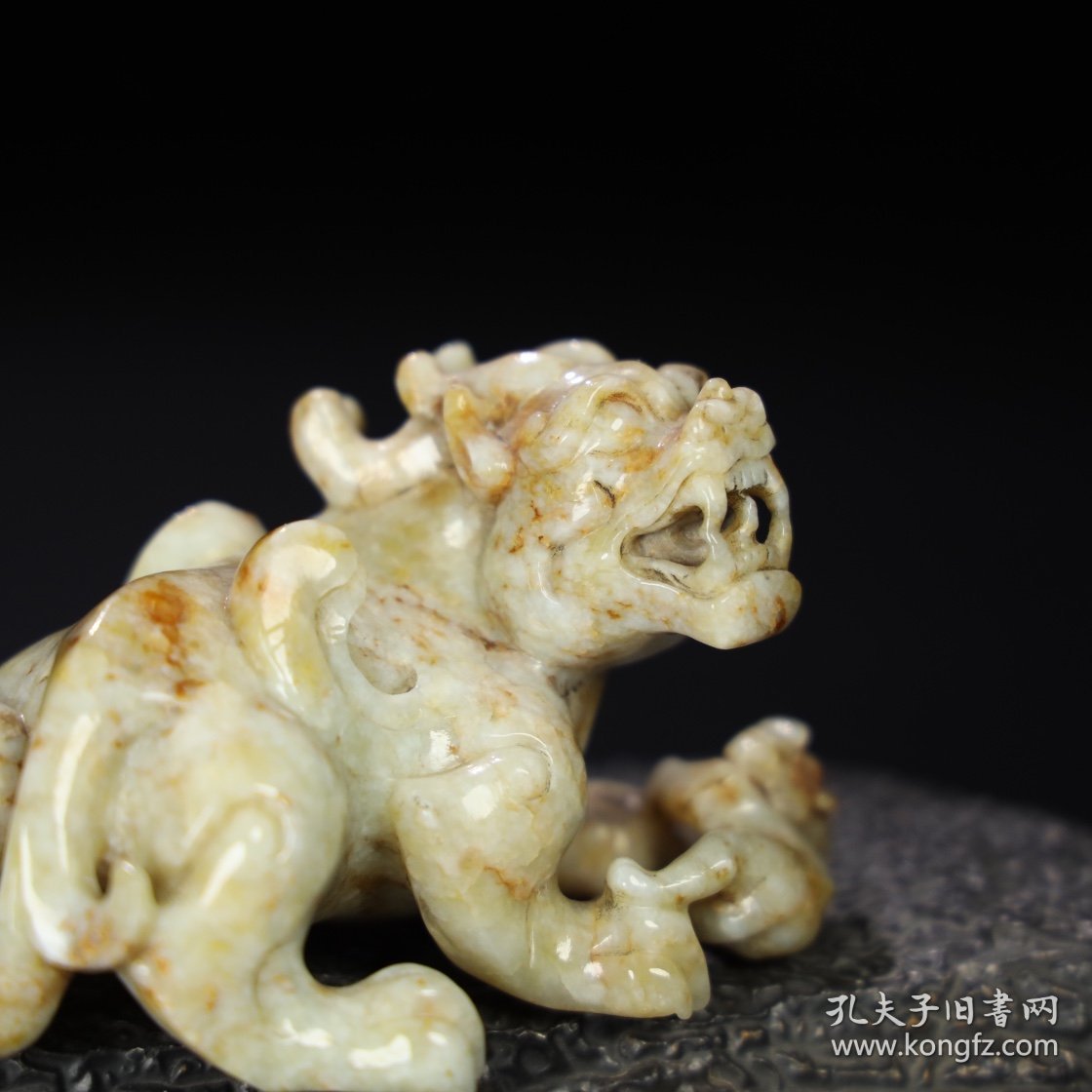 点击查看原图 旧藏 和田玉子母兽摆件,玉质细腻油润,包浆老道,,尺寸 高 5.4厘米,长 8.8厘米,宽 5.8厘米,重 214.5克!