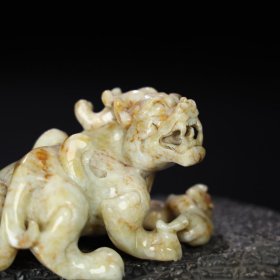 旧藏 和田玉子母兽摆件,玉质细腻油润,包浆老道,,尺寸 高 5.4厘米,长 8.8厘米,宽 5.8厘米,重 214.5克!