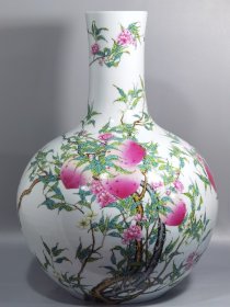 清雍正 粉彩八桃天球瓶