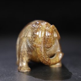 旧藏 和田玉象，玉质细腻油润，包浆老道，尺寸 长 9.6厘米，宽 5.5厘米，高 5.8厘米，重 435.5克
