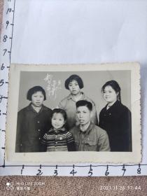 50-70年代老照片:家人都匀市合影照片(1968年)(佩戴毛主席像章)