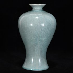 宋汝窑冰裂纹梅瓶，高21.5厘米，直径12.5厘米