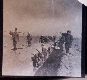 1963年，安徽省农业展览馆底片一张，公社社员在新修水利工程挖土运土（211129）