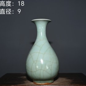 宋代龙泉官瓷开片玉壶春花瓶。lxl 高度：18厘米 直径：9厘米