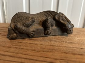 青石雕刻吸水兽镇纸，尺寸如图，包浆厚重，全品
